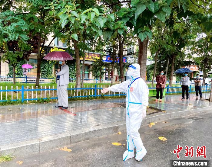 高原小城青海尖扎抗疫見(jiàn)聞：柔肩亦可擔(dān)重任，夫妻檔聞令而動(dòng)