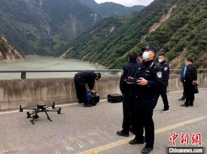 民警組成的搜尋隊(duì)利用無(wú)人機(jī)在震區(qū)開(kāi)展空中巡查?！「首沃莨簿止﹫D