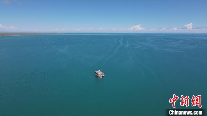 圖為航拍夏日青海湖?！±罱瓕?攝