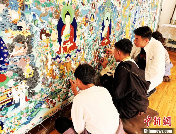 青海唐卡藝術(shù)小鎮(zhèn)：“勞模畫(huà)師”師帶徒，文化扶貧富一方