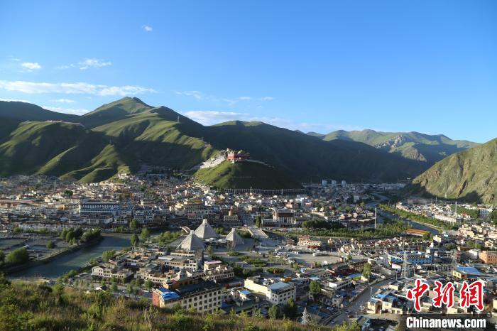 圖為航拍玉樹市?！∮駱涫形麄鞑抗﹫D