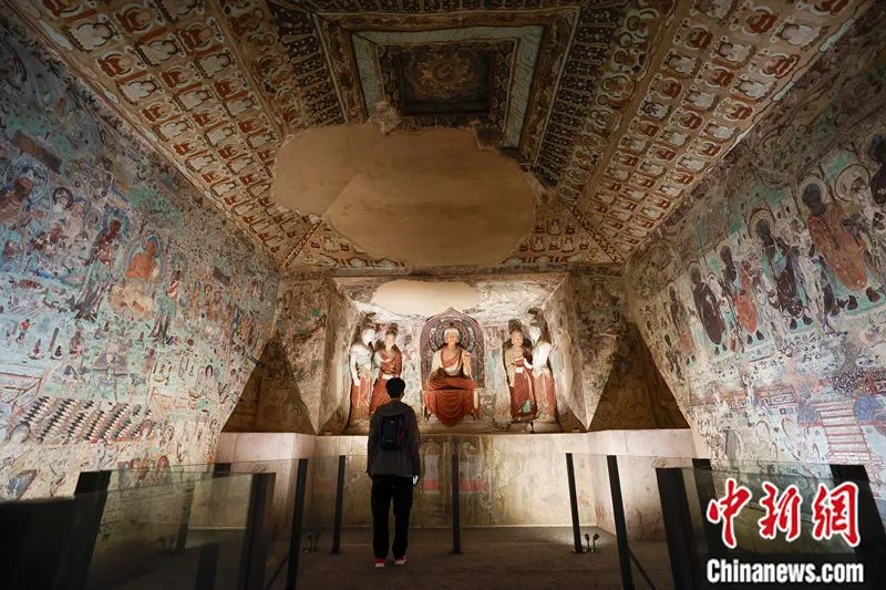 “敦行故遠(yuǎn)：故宮敦煌特展”上展出的敦煌莫高窟第220窟復(fù)制洞窟。杜洋 攝