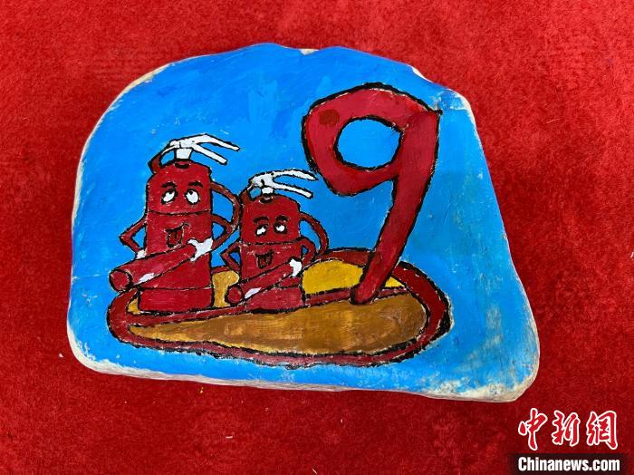 看青海玉樹(shù)消防員石頭畫(huà)上“說(shuō)”火焰藍(lán)