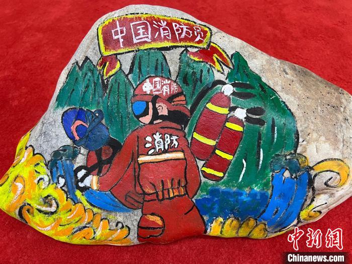 圖為玉樹(shù)消防指戰(zhàn)員創(chuàng)作的石頭畫(huà)作品《沖鋒有我》?！O瑞祥 攝