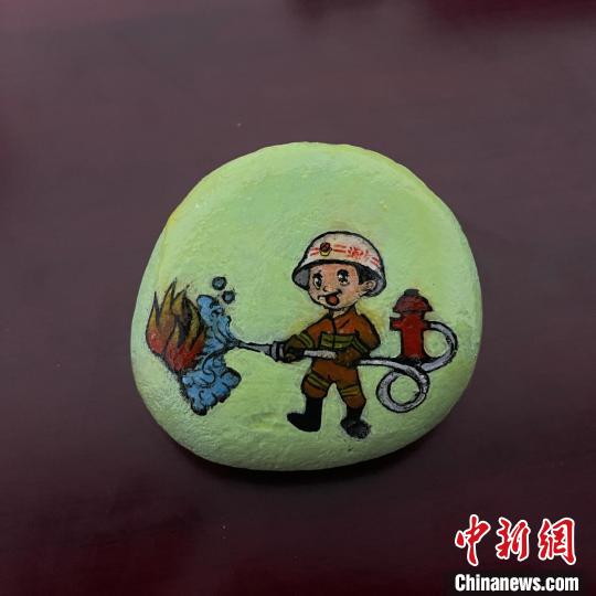 圖為玉樹(shù)消防指戰(zhàn)員創(chuàng)作的石頭畫(huà)作品《小小消防員》?！O瑞祥 攝