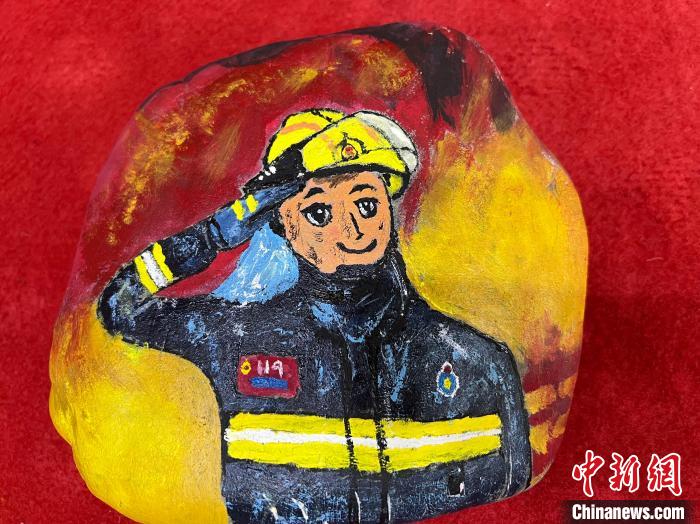 圖為玉樹(shù)消防指戰(zhàn)員創(chuàng)作的石頭畫(huà)作品《請(qǐng)祖國(guó)和人民放心》。　孫瑞祥 攝