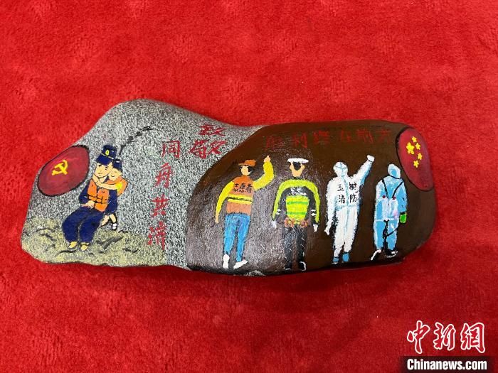 圖為玉樹(shù)消防指戰(zhàn)員創(chuàng)作的石頭畫(huà)作品《致敬“抗疫戰(zhàn)線”逆行的所有人》?！O瑞祥 攝