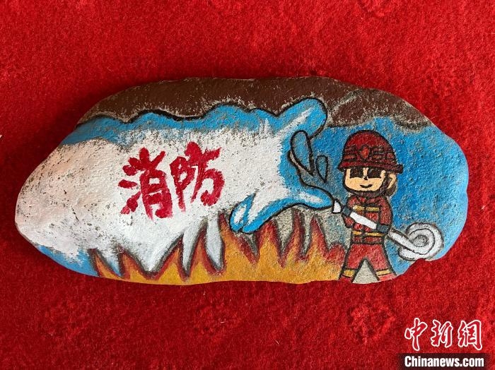 圖為玉樹(shù)消防指戰(zhàn)員創(chuàng)作的石頭畫(huà)作品《永遠(yuǎn)沖鋒在前》。　孫瑞祥 攝