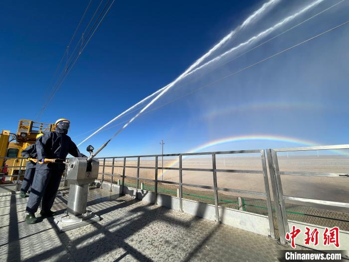 圖為水炮手在操作高壓水炮?！「邌⒑?攝