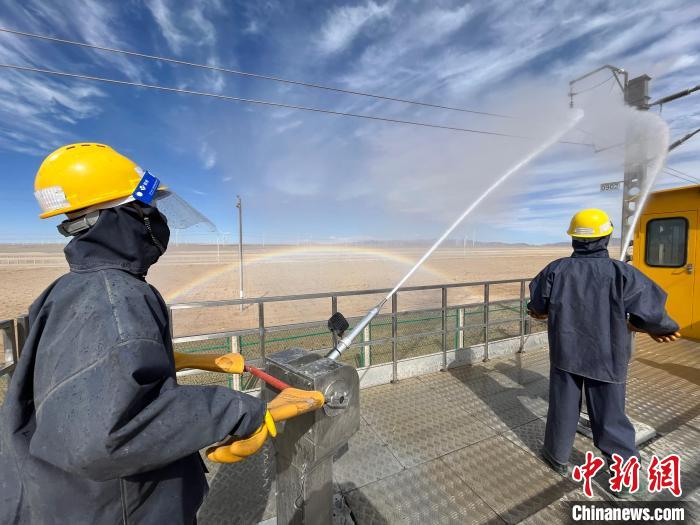 圖為水炮手操作高壓水槍對(duì)絕緣子進(jìn)行清洗?！「邌⒑?攝