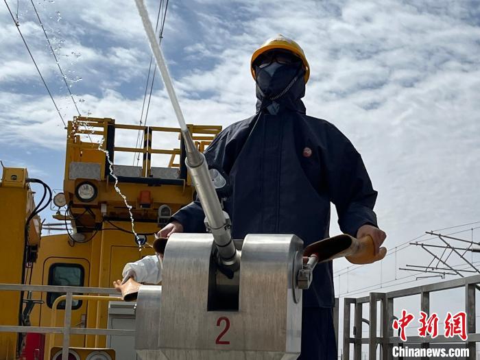 圖為水炮手操作高壓水炮進(jìn)行作業(yè)?！「邌⒑?攝