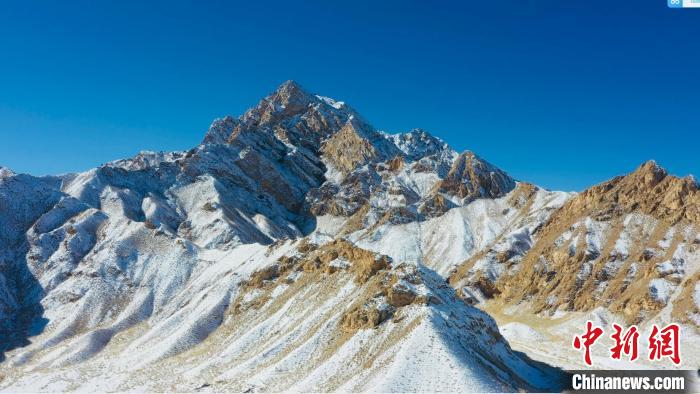 圖為山川被白雪覆蓋，與藍天相互呼映。　都蘭縣融媒體中心供圖