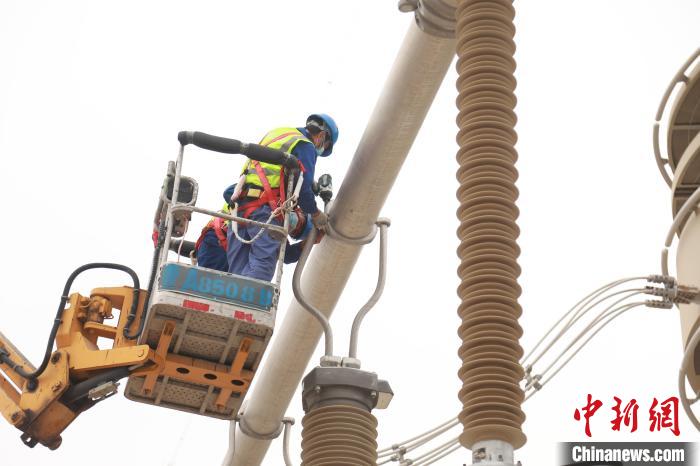 圖為國網(wǎng)青海超高壓公司變電檢修人員正在開展設(shè)備檢修工作?！≈煲闳?攝