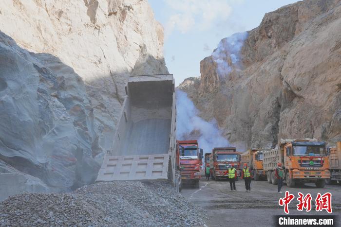 圖為大壩填筑現(xiàn)場(chǎng)?！∷娝木止﹫D