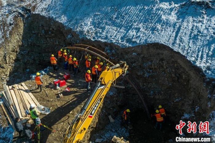 西成高鐵紅原2號(hào)隧道出口工人師傅正在進(jìn)行導(dǎo)向墻、管棚施工作業(yè)?！⒅铱?攝