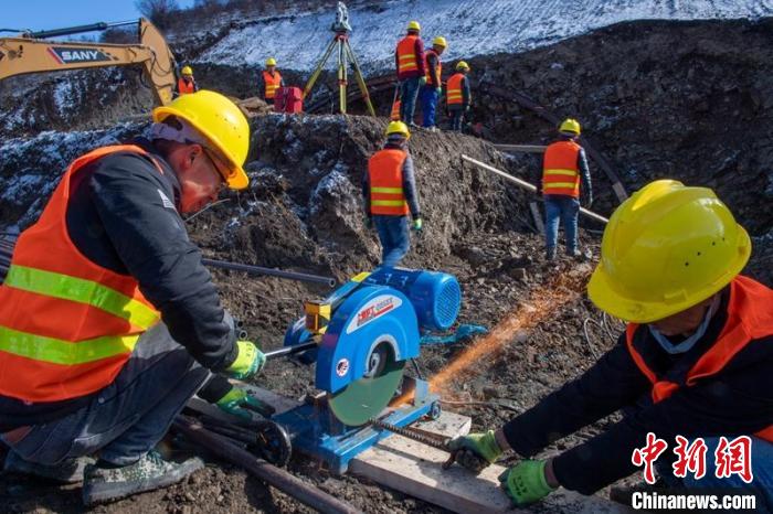 西成高鐵紅原2號(hào)隧道出口忙碌的工人師傅。　劉忠俊 攝