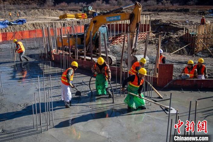 川主寺鎮(zhèn)牧場(chǎng)村西成高鐵1號(hào)拌合站工人師傅正在進(jìn)行駐地、拌合站澆筑施工作業(yè)。　劉忠俊 攝