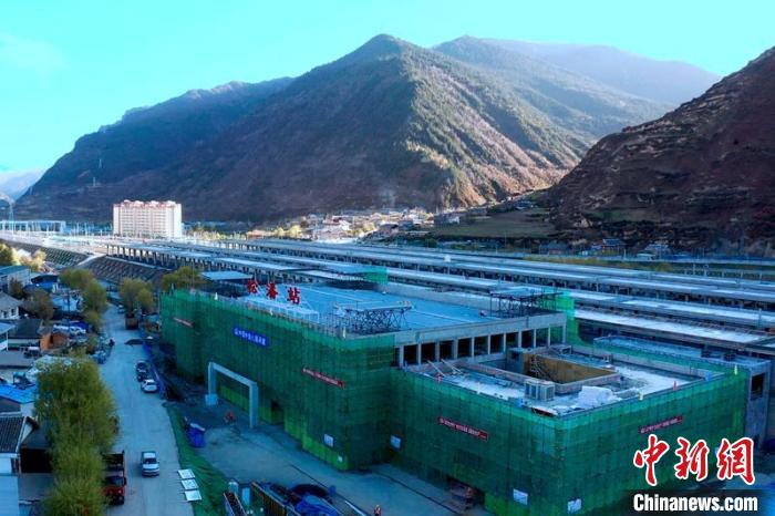 正在建設(shè)中的成蘭鐵路松潘站?！⒅铱?攝