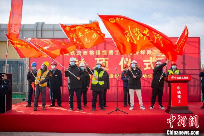 圖為封頂儀式現(xiàn)場。　浩爾娃 攝