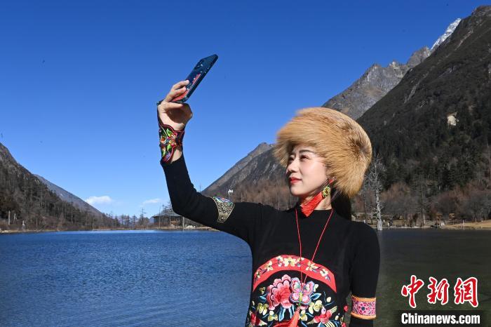 游人在畢棚溝景區(qū)拍照留念?！“苍?攝