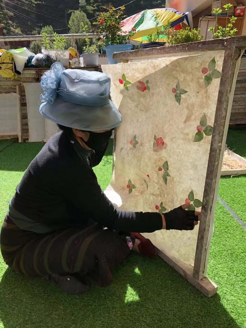 充巴傳統(tǒng)藏紙。德格縣融媒體中心供圖