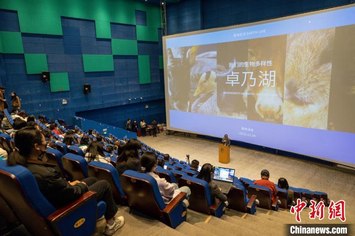 圖為首映式現(xiàn)場(chǎng)?！⊥踽?攝