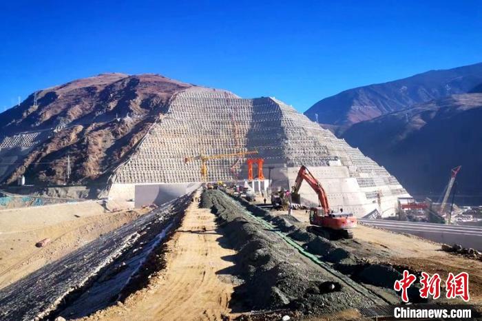 巴塘水電站大壩封頂現(xiàn)場?！≈袊材艿谌こ叹止﹫D
