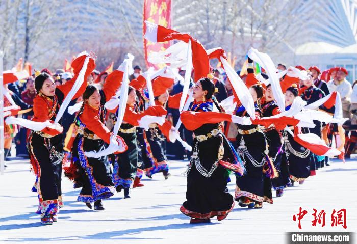圖為玉樹群眾在廣場(chǎng)內(nèi)載歌載舞。　馬銘言 攝