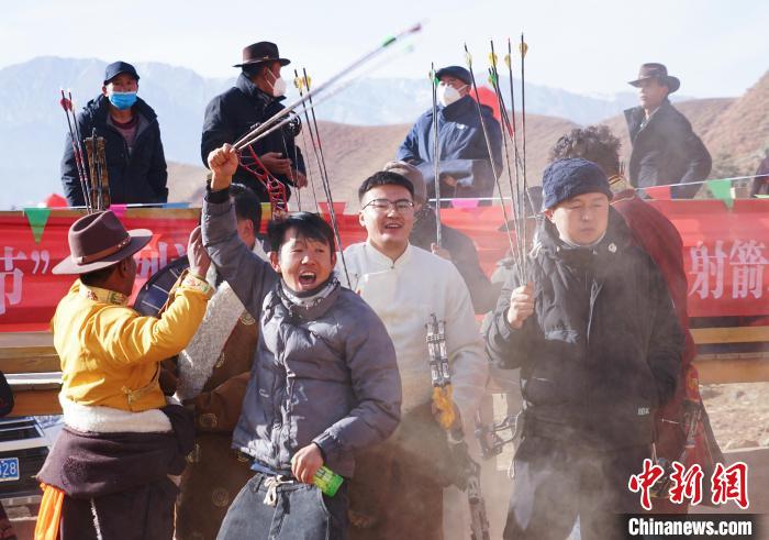 圖為藏族民眾跺腳歡呼慶祝弓箭手射中靶心?！●R銘言 攝