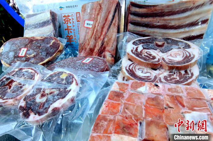 圖為前來參展的柴達(dá)木肉類?！±铍h 攝