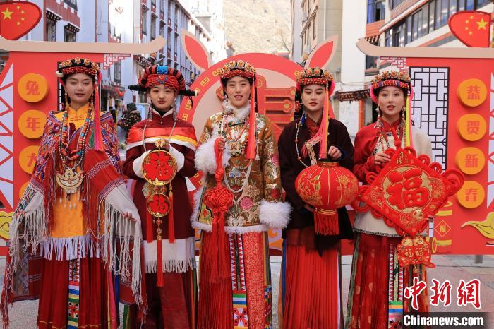 丹巴美女送祝福，迎新年?！±钣腊?攝