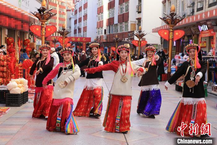 丹巴女孩在街頭跳起歡快歌舞迎接新年到來(lái)?！〖o 攝