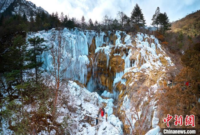 晶瑩剔透的冰瀑仿佛是大自然用冰藍色繪制出的壯觀畫卷?！『?攝