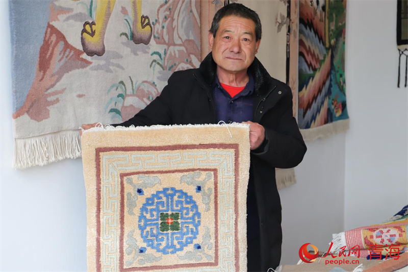 楊永良展示作品。人民網(wǎng) 況玉攝