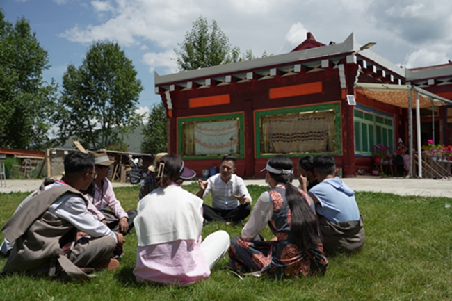 趙奎深入爐霍縣鄉(xiāng)村與藏族群眾開展座談。爐霍縣自然資源局供圖