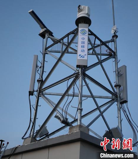 資料圖為建在龍羊峽湖區(qū)內(nèi)的5G基站。　青海移動(dòng)海南分公司供圖
