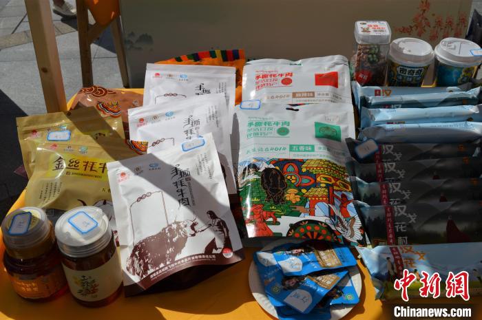 推介活動上的農(nóng)特產(chǎn)品展示。　朱凌捷 攝