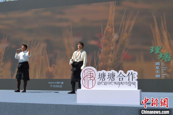 “康巴漢子”現(xiàn)場獻唱。　朱凌捷 攝