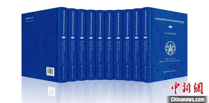 圖為青海果洛州藏醫(yī)專(zhuān)家桑德才讓擔(dān)任主編的《藏醫(yī)傳染性疾病文獻(xiàn)集成》?！∈茉L(fǎng)者 供圖