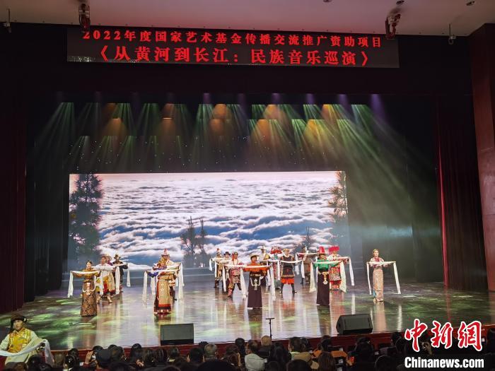 圖為演出現(xiàn)場(chǎng)?！∨擞隄?攝