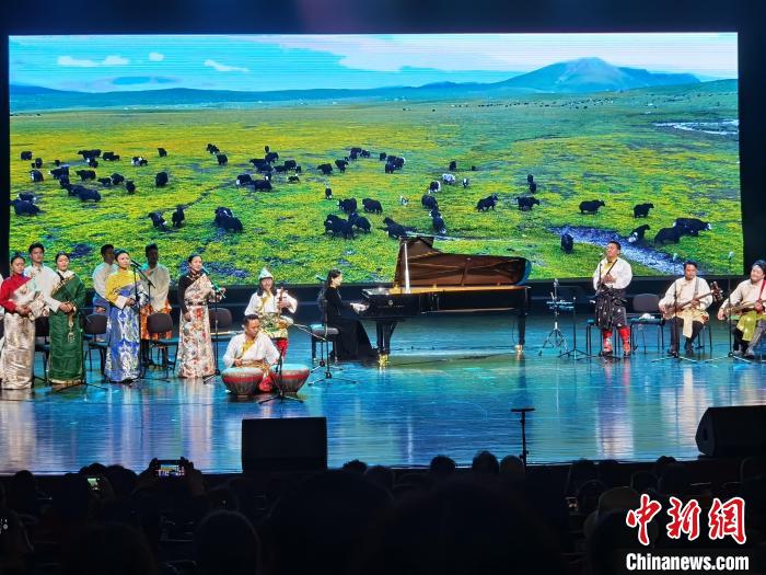 圖為演出現(xiàn)場(chǎng)?！∨擞隄?攝