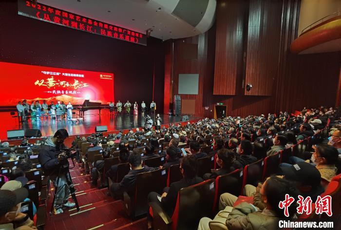 圖為演出現(xiàn)場(chǎng)?！∨擞隄?攝