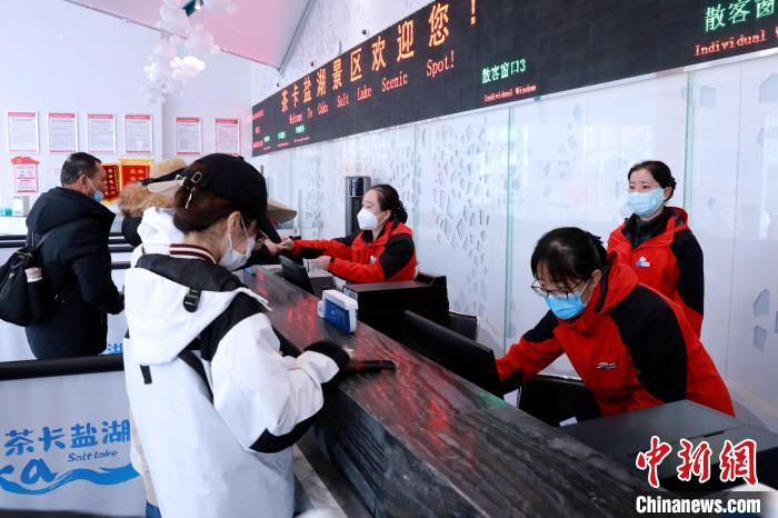 圖為茶卡鹽湖景區(qū)開園迎客?！⊥跎鷺s 攝