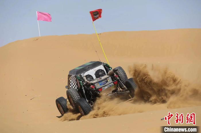 圖為高原沙漠機(jī)車越野挑戰(zhàn)賽現(xiàn)場(chǎng)?！≠F南縣委宣傳部供圖