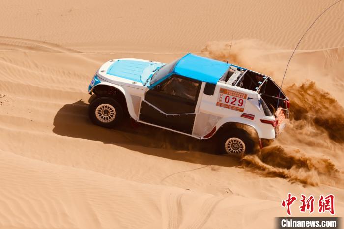 圖為高原沙漠機(jī)車越野挑戰(zhàn)賽現(xiàn)場(chǎng)?！≠F南縣委宣傳部供圖