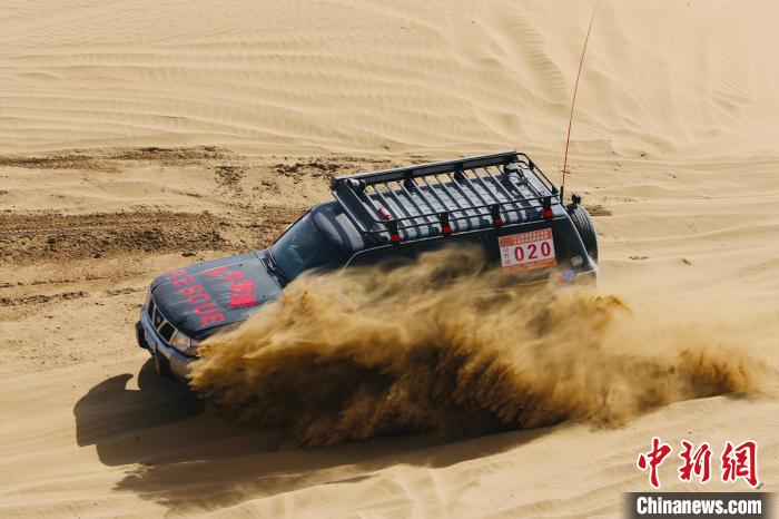 圖為高原沙漠機(jī)車越野挑戰(zhàn)賽現(xiàn)場(chǎng)?！≠F南縣委宣傳部供圖