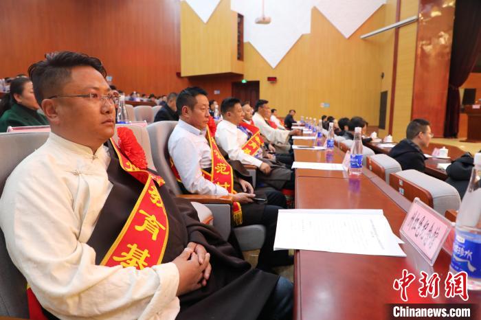 圖為玉樹州民族團(tuán)結(jié)進(jìn)步創(chuàng)建工作推進(jìn)會(huì)現(xiàn)場(chǎng)?！『F龍 攝