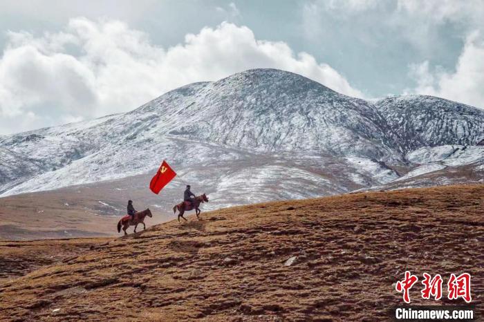 圖為青海省治多縣索加鄉(xiāng)干部群眾。(資料圖) 治多縣委宣傳部 供圖