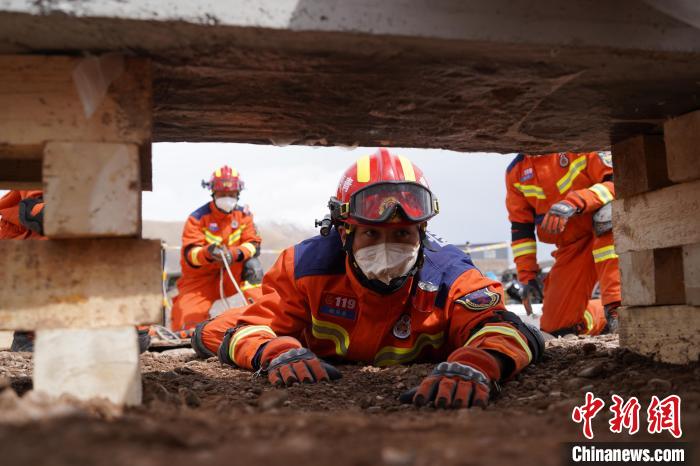 圖為地震實(shí)戰(zhàn)拉動(dòng)現(xiàn)場(chǎng)，參演人員正在進(jìn)行頂撐救援項(xiàng)目?！∮駱?shù)消防供圖