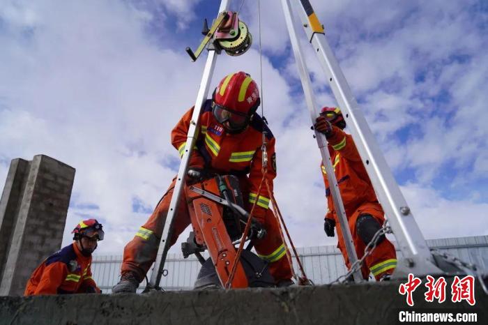 圖為地震實(shí)戰(zhàn)拉動(dòng)現(xiàn)場(chǎng)，參演人員正在進(jìn)行垂直救援項(xiàng)目?！∮駱?shù)消防供圖